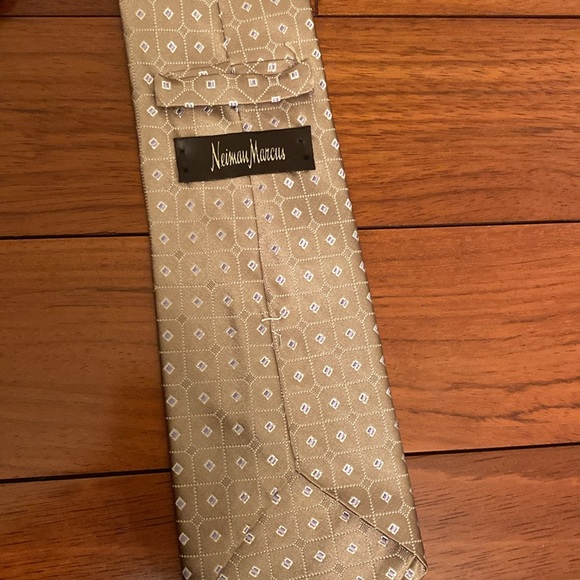 Neiman Marcus Men’s Geometric 100%silk tie - Picture 2 of 3